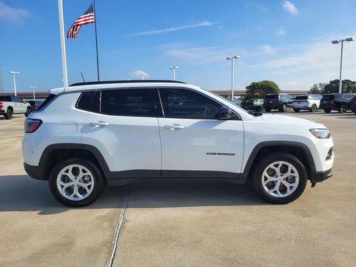Bright White Clearcoat 2024 Jeep Compass Latitude