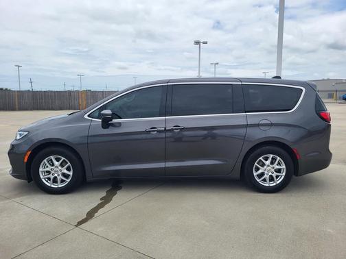 Granite Crystal Metallic Clearcoat 2023 Chrysler Pacifica Touring L