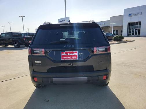 Diamond Black Crystal Pearlcoat 2026 Jeep Cherokee Limited