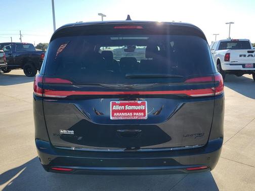 Diamond Black Crystal Pearlcoat 2026 Chrysler Pacifica Limited
