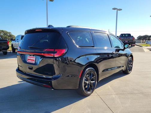 Diamond Black Crystal Pearlcoat 2026 Chrysler Pacifica Limited