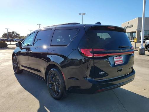 Diamond Black Crystal Pearlcoat 2026 Chrysler Pacifica Limited