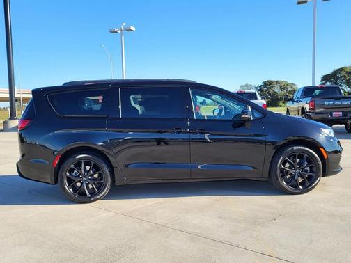 Diamond Black Crystal Pearlcoat 2026 Chrysler Pacifica Limited