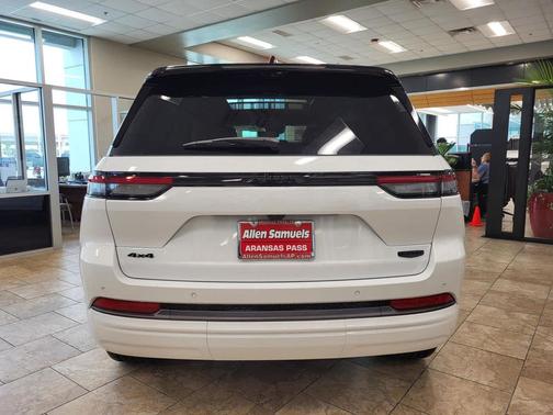 bright white clearcoat 2026 Jeep Grand Cherokee Summit