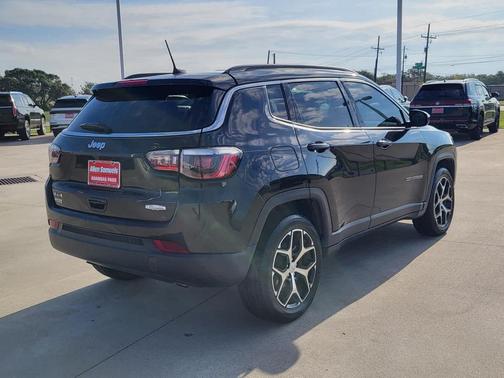 Diamond Black Crystal Pearlcoat 2024 Jeep Compass Latitude