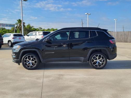 Diamond Black Crystal Pearlcoat 2024 Jeep Compass Latitude