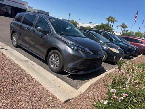 2025 Toyota Sienna LE