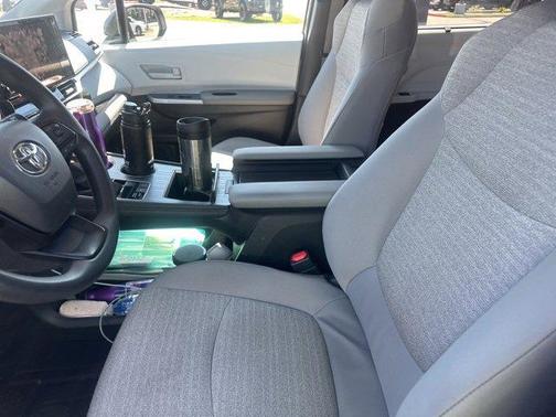 2025 Toyota Sienna LE