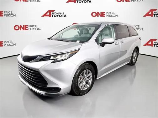 2022 Toyota Sienna LE