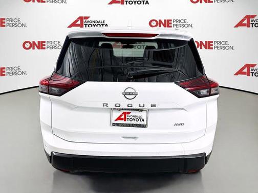 Everest White Pearl 2025 Nissan Rogue SV