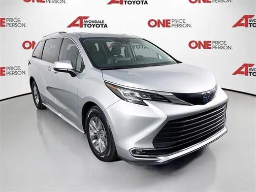 2022 Toyota Sienna XLE 8 Passenger