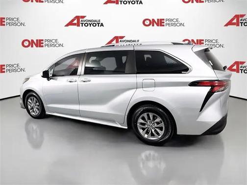 2022 Toyota Sienna XLE 8 Passenger