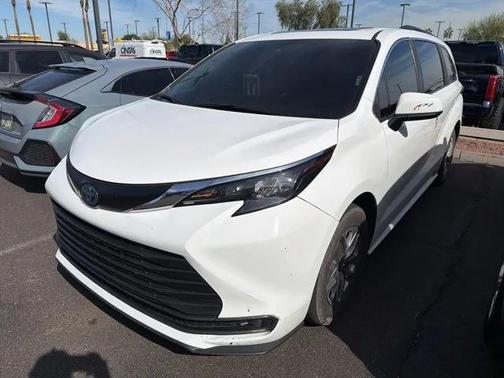 2025 Toyota Sienna LE