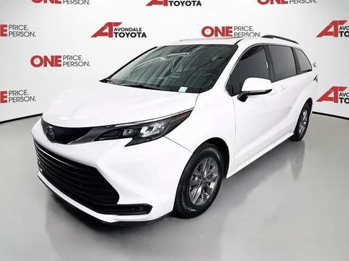 2025 Toyota Sienna LE