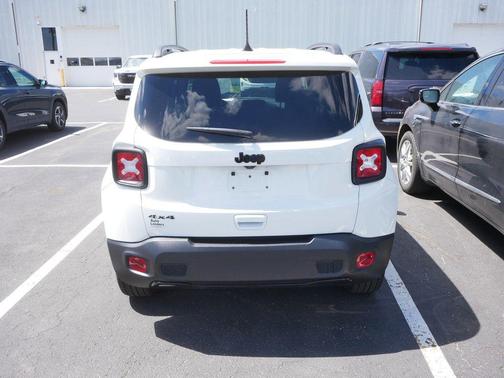 Alpine White Clearcoat 2022 Jeep Renegade Altitude