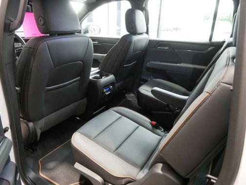 2025 GMC Acadia AWD AT4
