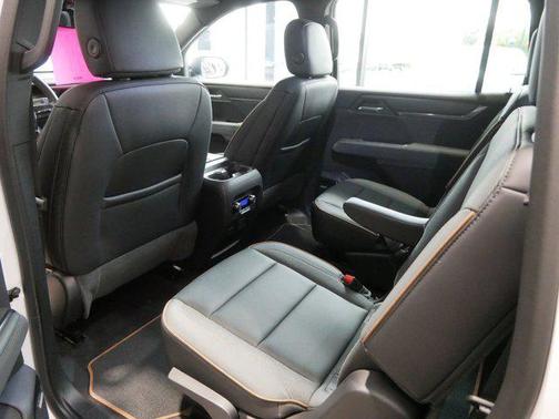 2025 GMC Acadia AWD AT4