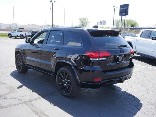 Diamond Black Crystal Pearlcoat 2021 Jeep Grand Cherokee Laredo
