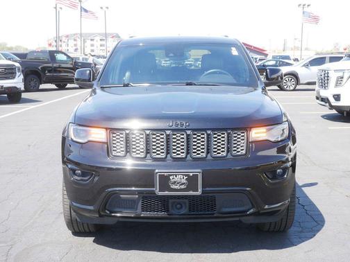 Diamond Black Crystal Pearlcoat 2021 Jeep Grand Cherokee Laredo