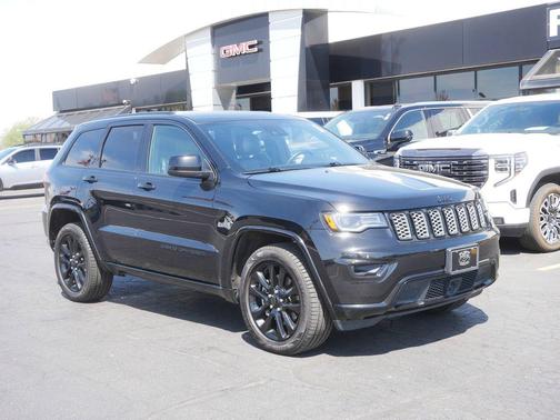 Diamond Black Crystal Pearlcoat 2021 Jeep Grand Cherokee Laredo