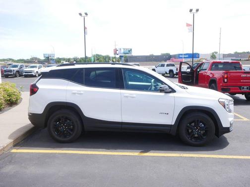 Summit White 2022 GMC Terrain AWD AT4