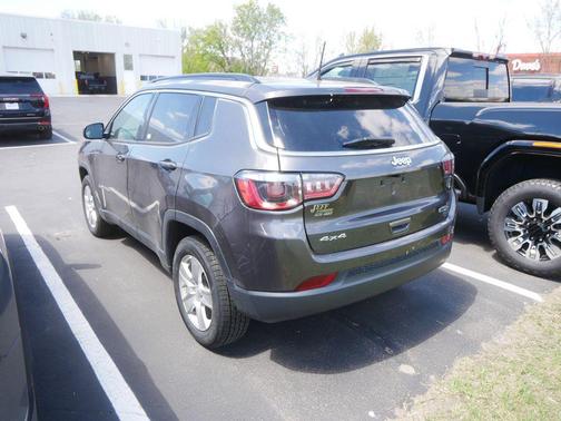 Granite Crystal Metallic Clearcoat 2022 Jeep Compass Latitude