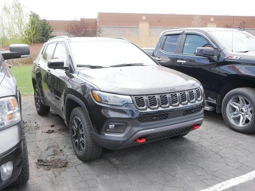 Diamond Black Crystal Pearlcoat 2025 Jeep Compass Trailhawk