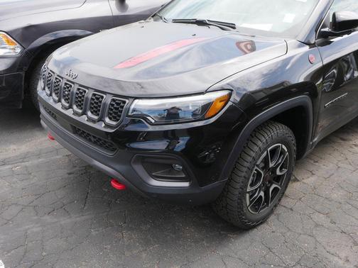 Diamond Black Crystal Pearlcoat 2025 Jeep Compass Trailhawk