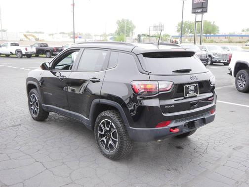 Diamond Black Crystal Pearlcoat 2025 Jeep Compass Trailhawk