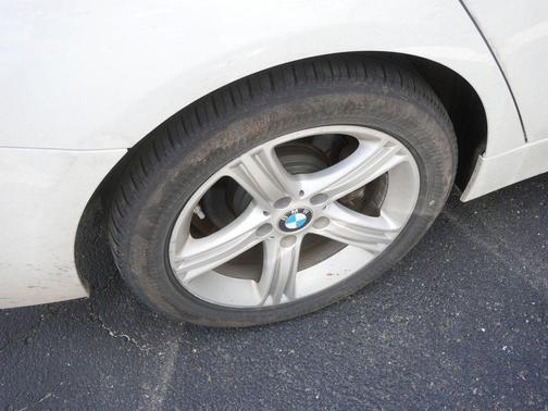 White 2015 BMW 320 i