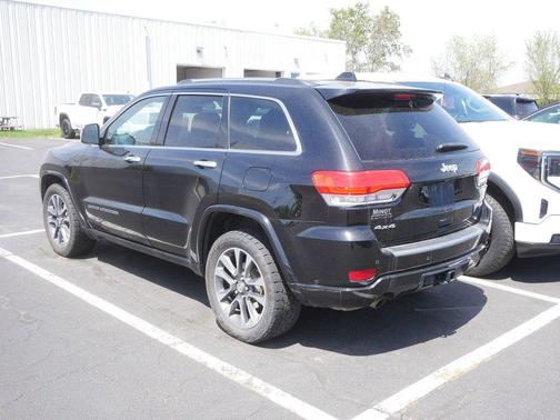 Diamond Black Crystal Pearlcoat 2017 Jeep Grand Cherokee Overland