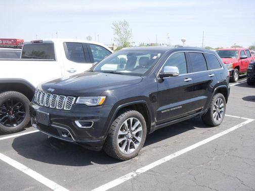 Diamond Black Crystal Pearlcoat 2017 Jeep Grand Cherokee Overland