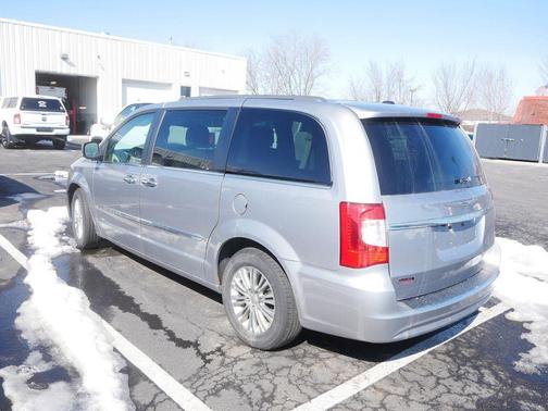 2016 Chrysler Town & Country Touring-L