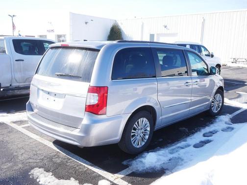 2016 Chrysler Town & Country Touring-L