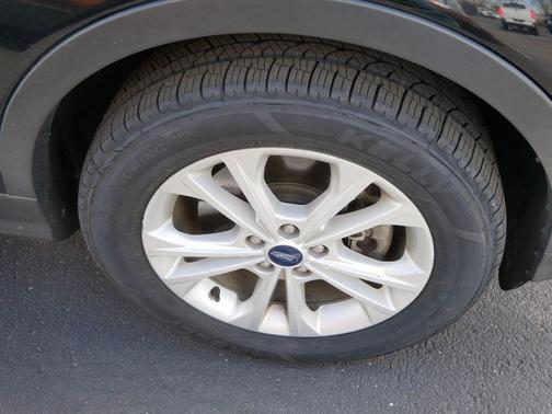 Black 2018 Ford Escape SE