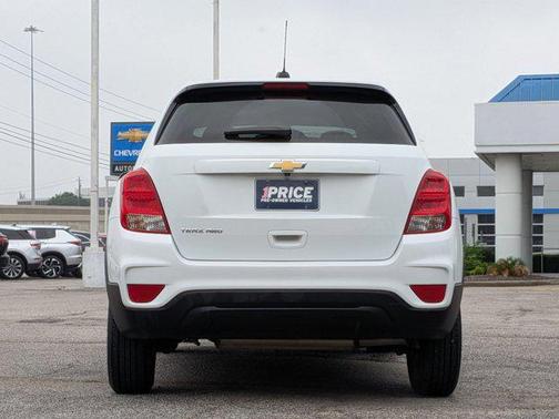 Summit White 2022 Chevrolet Trax LS