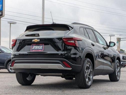Mosaic Black Metallic 2025 Chevrolet Trax LT