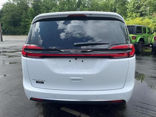 Bright White Clearcoat 2027 Chrysler Pacifica L