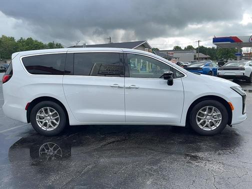Bright White Clearcoat 2027 Chrysler Pacifica L