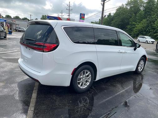 Bright White Clearcoat 2027 Chrysler Pacifica L