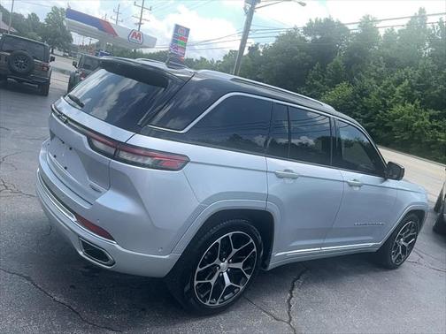2022 Jeep Grand Cherokee Summit