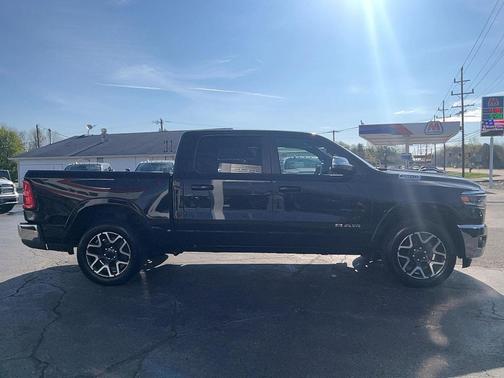Diamond Black Crystal Pearlcoat 2025 RAM 1500 Laramie