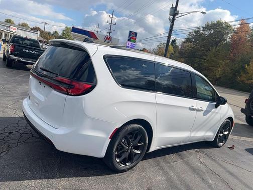 2026 Chrysler Pacifica L