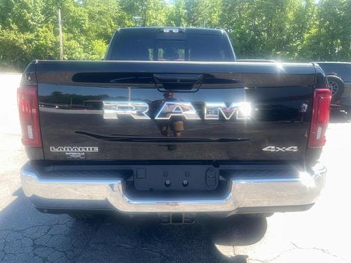 Diamond Black Crystal Pearlcoat 2026 RAM 2500 Laramie Crew Cab 4x4 6'4' Box