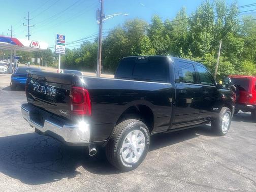 Diamond Black Crystal Pearlcoat 2026 RAM 2500 Laramie Crew Cab 4x4 6'4' Box