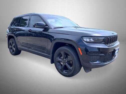 Diamond Black Crystal Pearlcoat 2023 Jeep Grand Cherokee Altitude