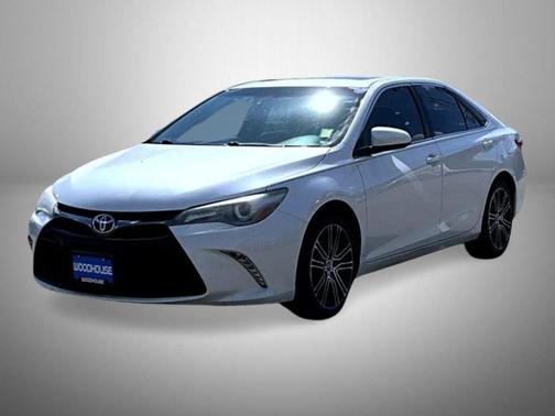 Blizzard Pearl 2016 Toyota Camry SE w/Special Edition Pkg