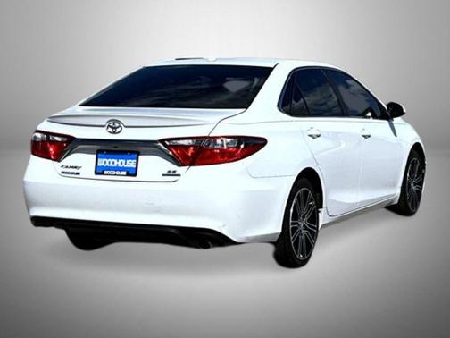 Blizzard Pearl 2016 Toyota Camry SE w/Special Edition Pkg