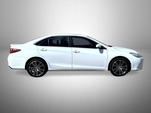 Blizzard Pearl 2016 Toyota Camry SE w/Special Edition Pkg