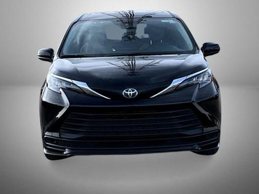 2025 Toyota Sienna LE